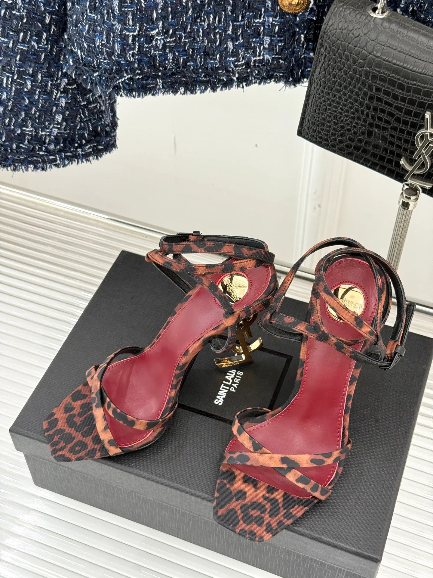 👟👟Ex-factory price 600👟👟 Saint Lauren*YSL Saint Laurent classic spring and summer letter heel cross-strap high-heeled sandals. High-heeled shoes that are suitable for both men and women. I love them. They are indeed the brand that understands women best. They are sold out as soon as they are new‼ ️ Especially the side lines are designed to be smooth, natural and slimming, making the whole pair of shoes layered and feminine. No matter what your usual style is, you must try it! The upper is made of imported cow patent leather, the lining is mixed sheepskin, and the Italian genuine leather outsole Heel height: 10.5cm Size: 35-39 (34/40/41 customized)